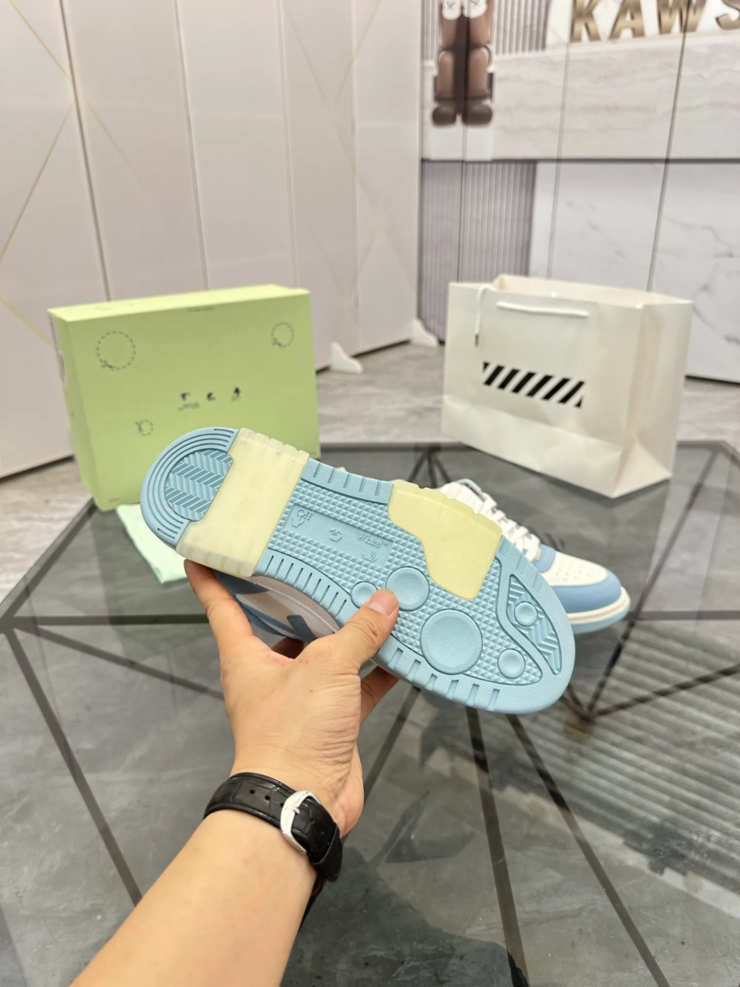 Selling men's shoes 💰: 💰P560¥ High-end top quality (leather buckle plus 10) Product trademark: OFF WHITE * "OFF WHITE*" low-top casual shoes Regular size: 35-45 (can be customized to 46) Couple style Product material: imported first-layer cowhide leather upper, breathable lining, original outsole. No.: H203
